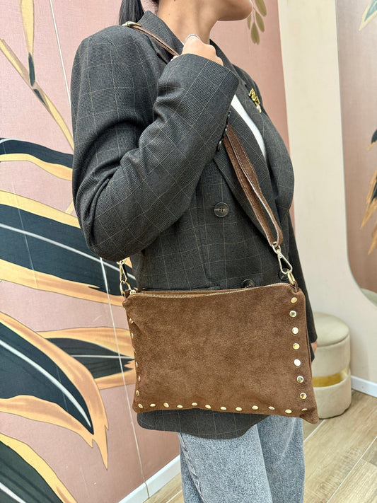 pochette con borchie misura media - CUOIO