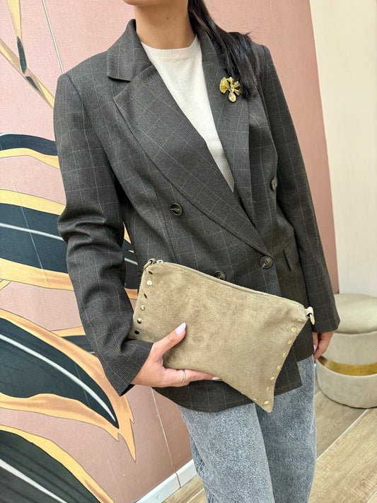 pochette con borchie misura media - SABBIA