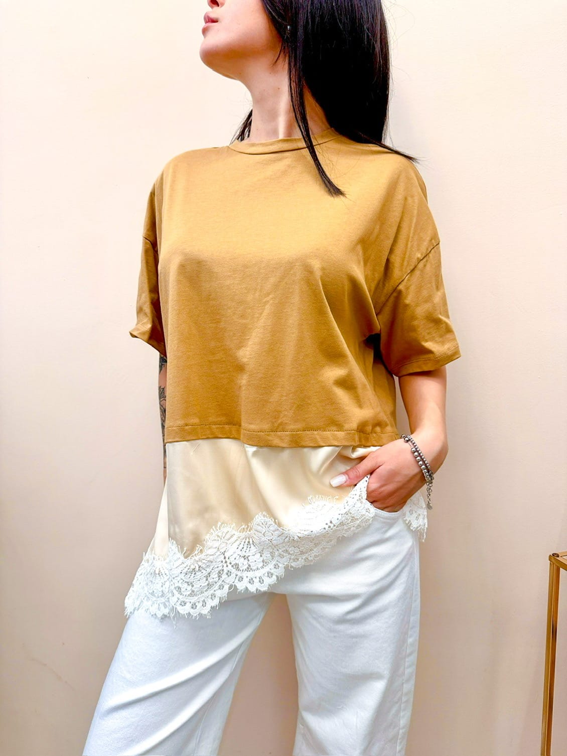 T-Shirt con pizzo - CAMMELLO