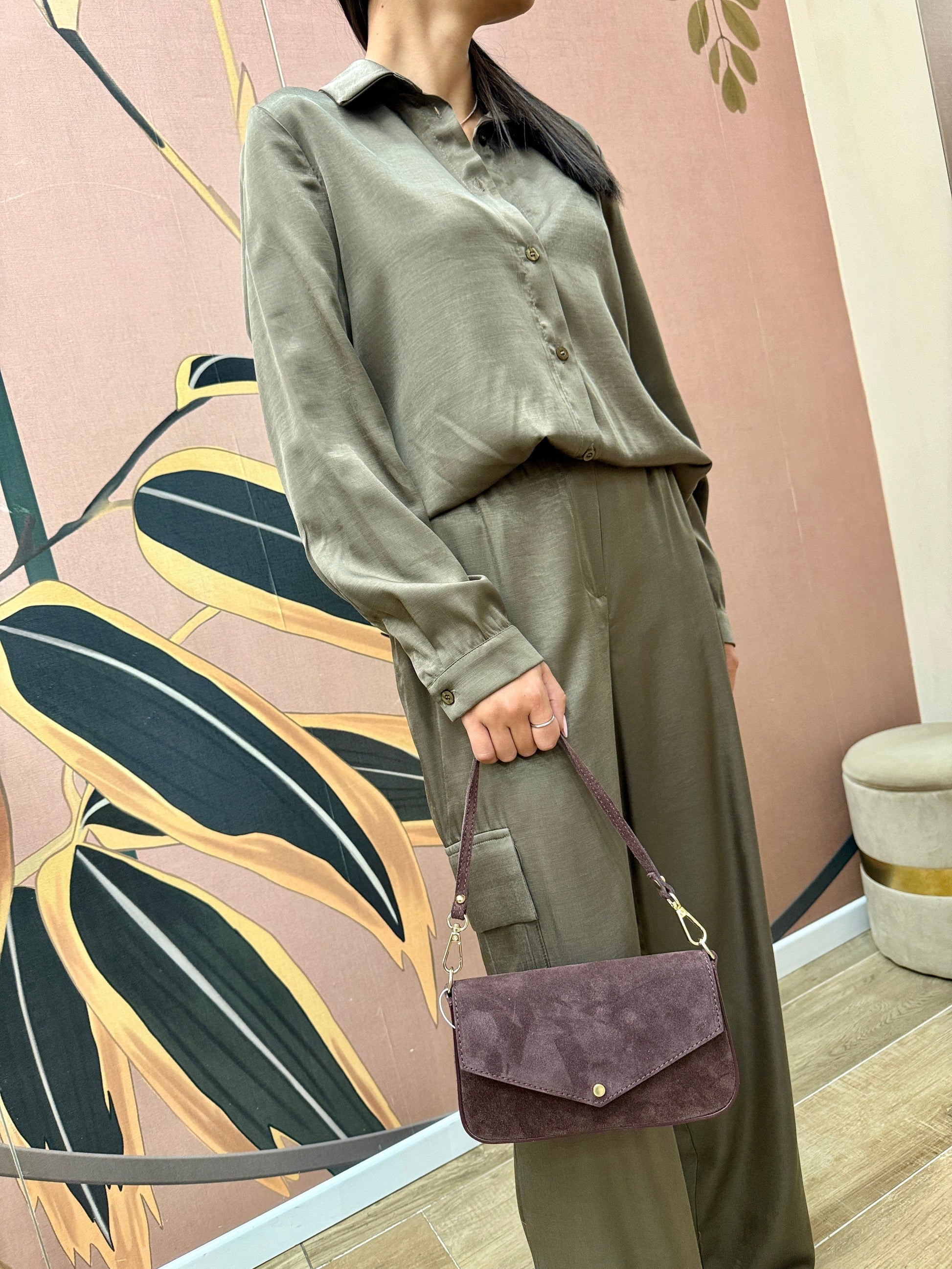 pochette a tracolla in camoscio con pattina - VINO