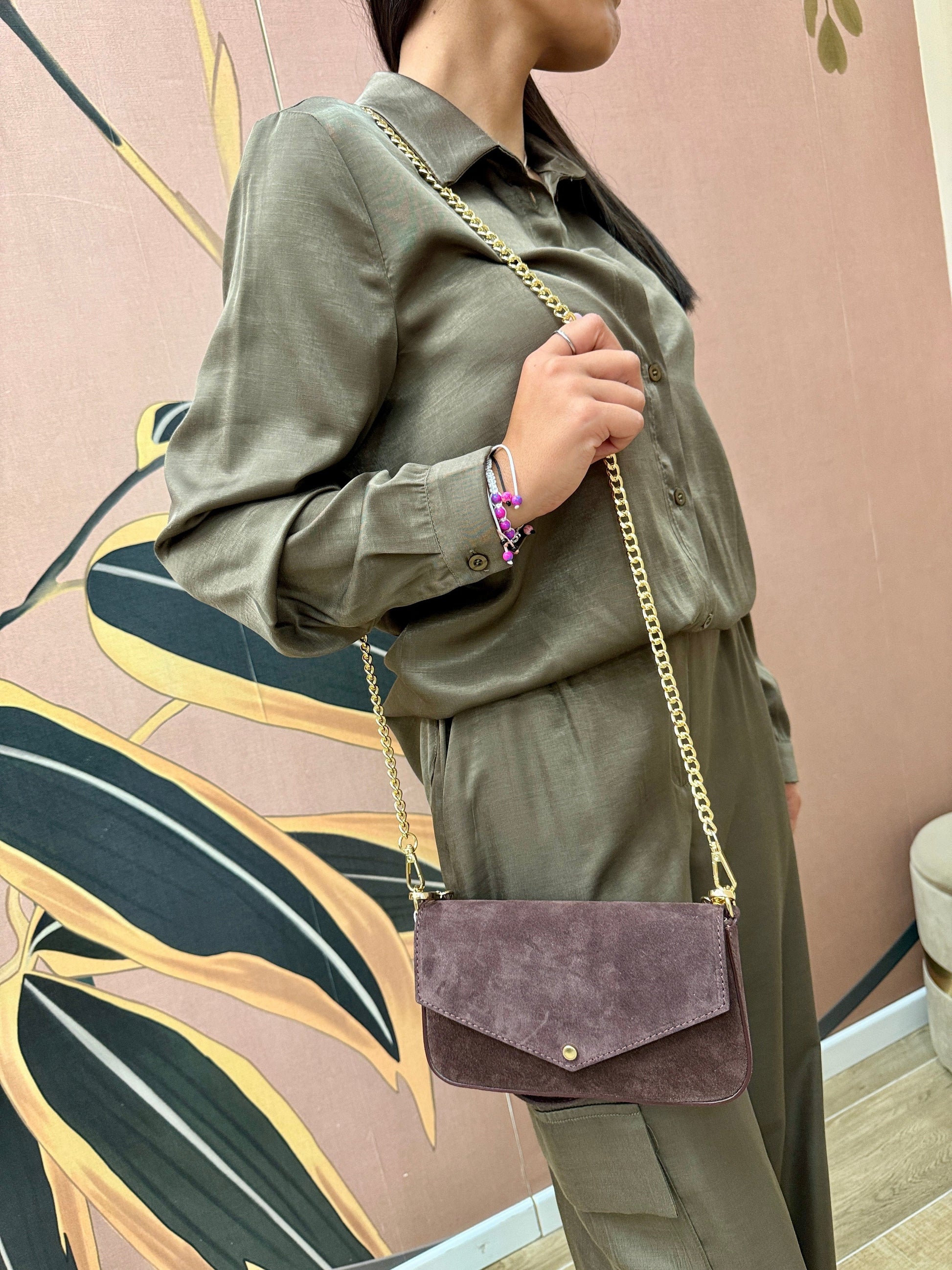 pochette a tracolla in camoscio con pattina - VINO