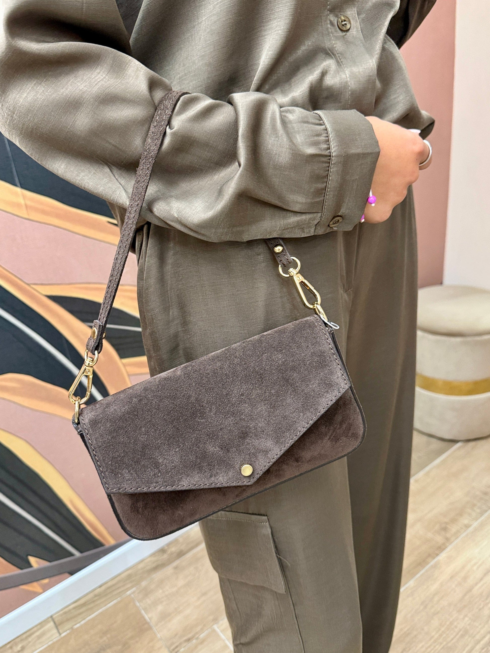 pochette a tracolla in camoscio con pattina - MORO