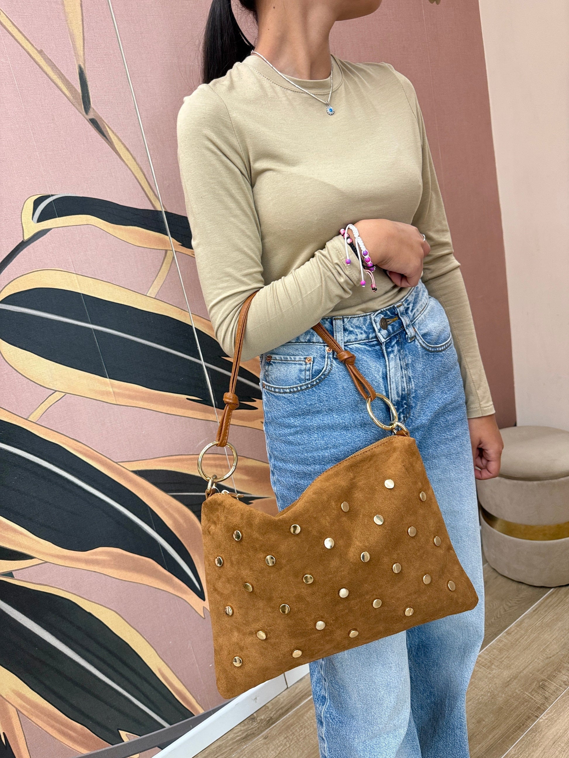 Pochette con borchie in camoscio - CUOIO