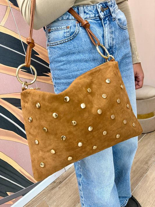 Pochette con borchie in camoscio - CUOIO