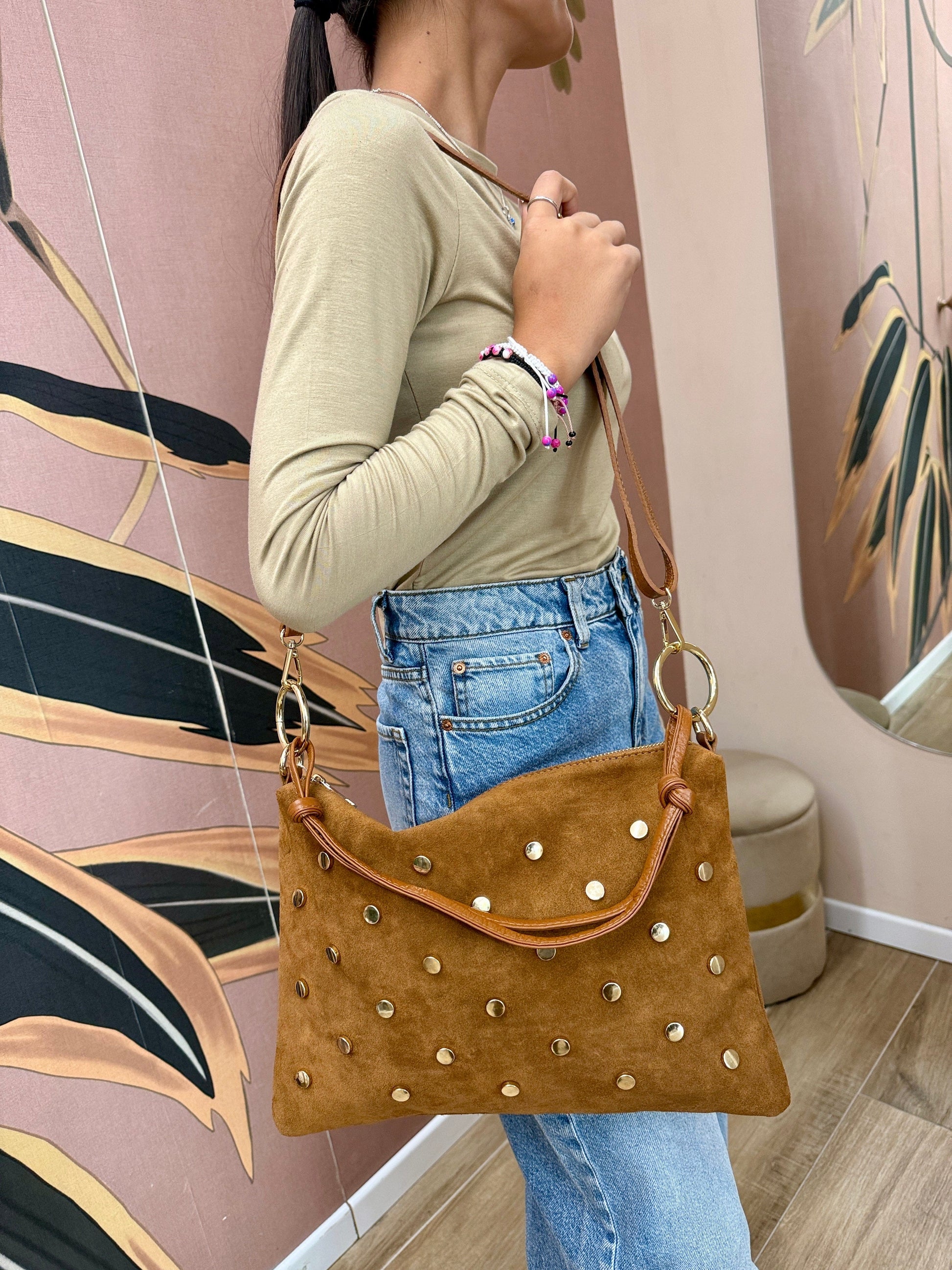 Pochette con borchie in camoscio - CUOIO