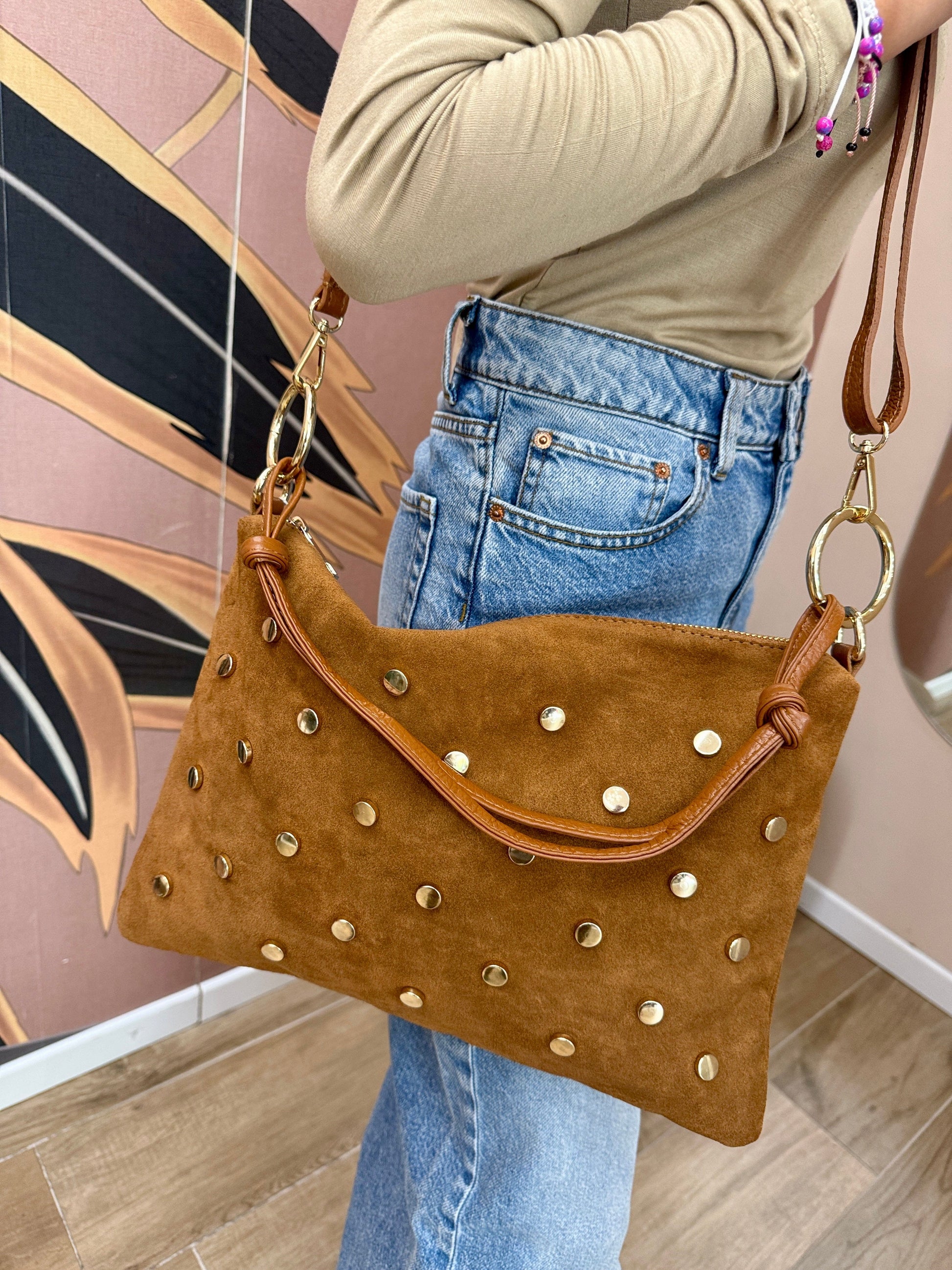 Pochette con borchie in camoscio - CUOIO