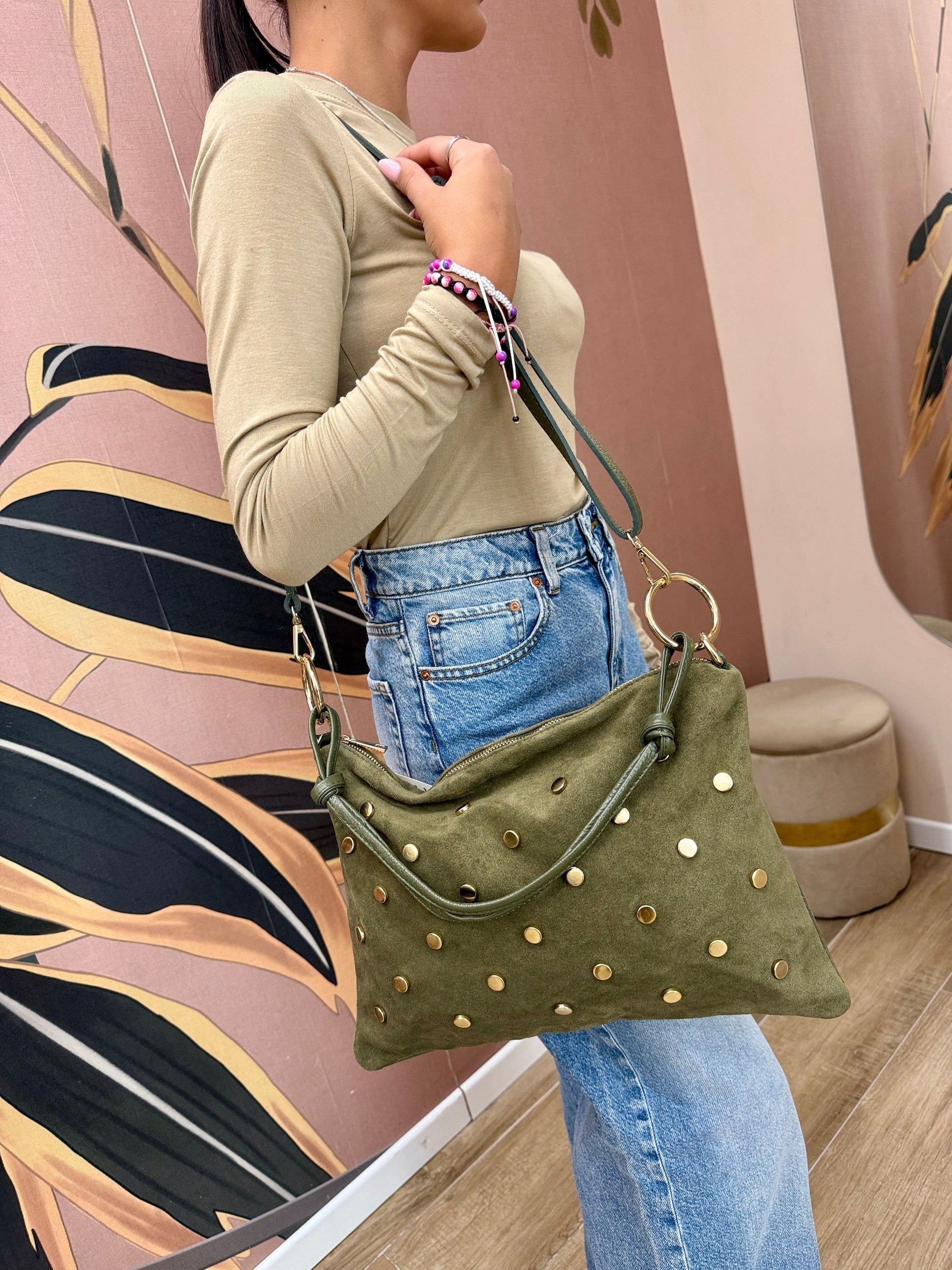 Pochette con borchie in camoscio - MILITARE