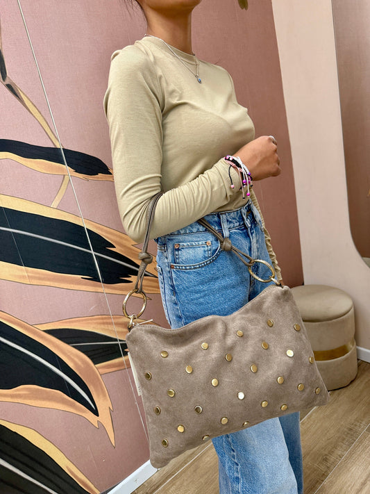 Pochette con borchie in camoscio - TAUPE