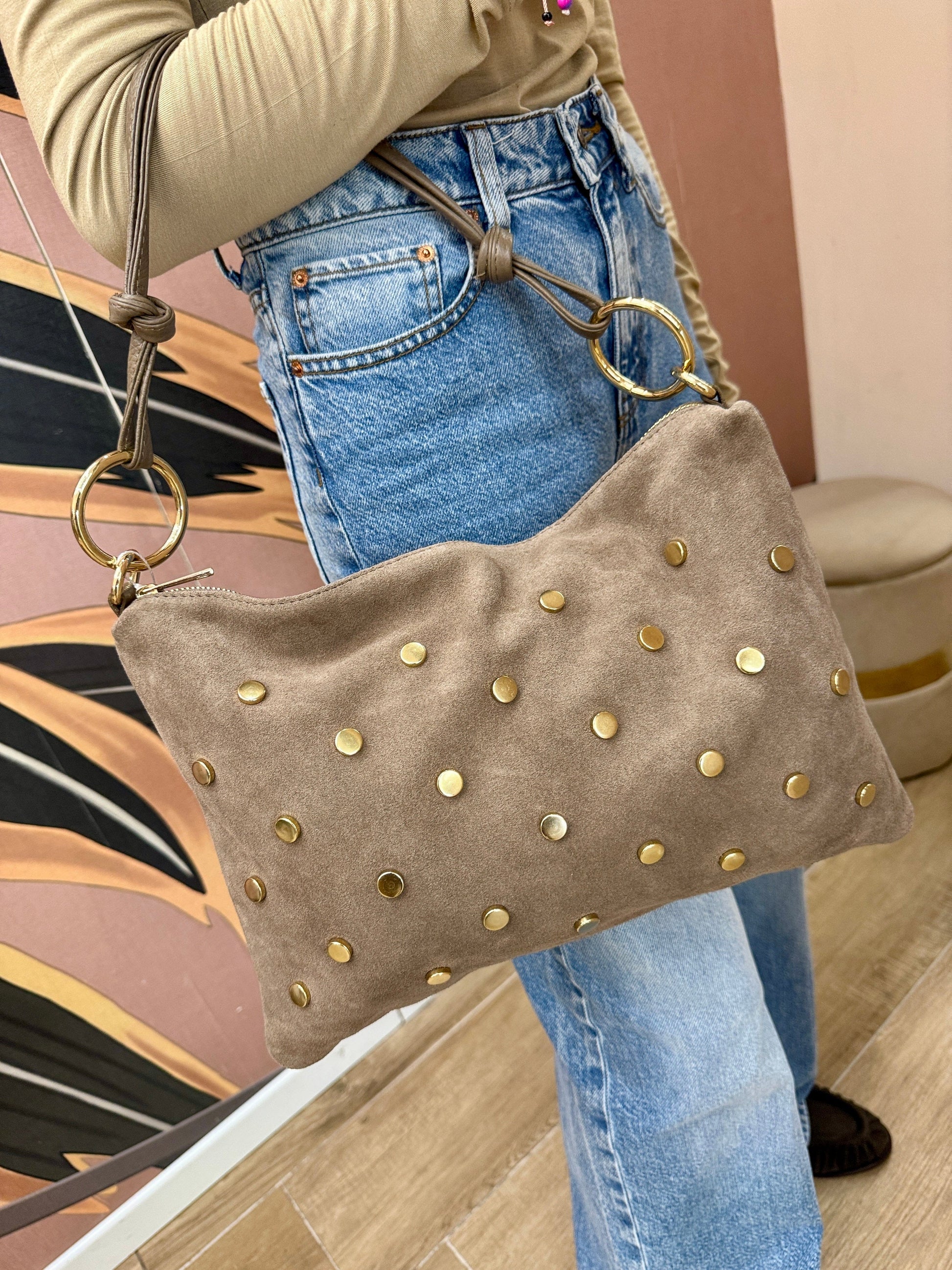 Pochette con borchie in camoscio - TAUPE