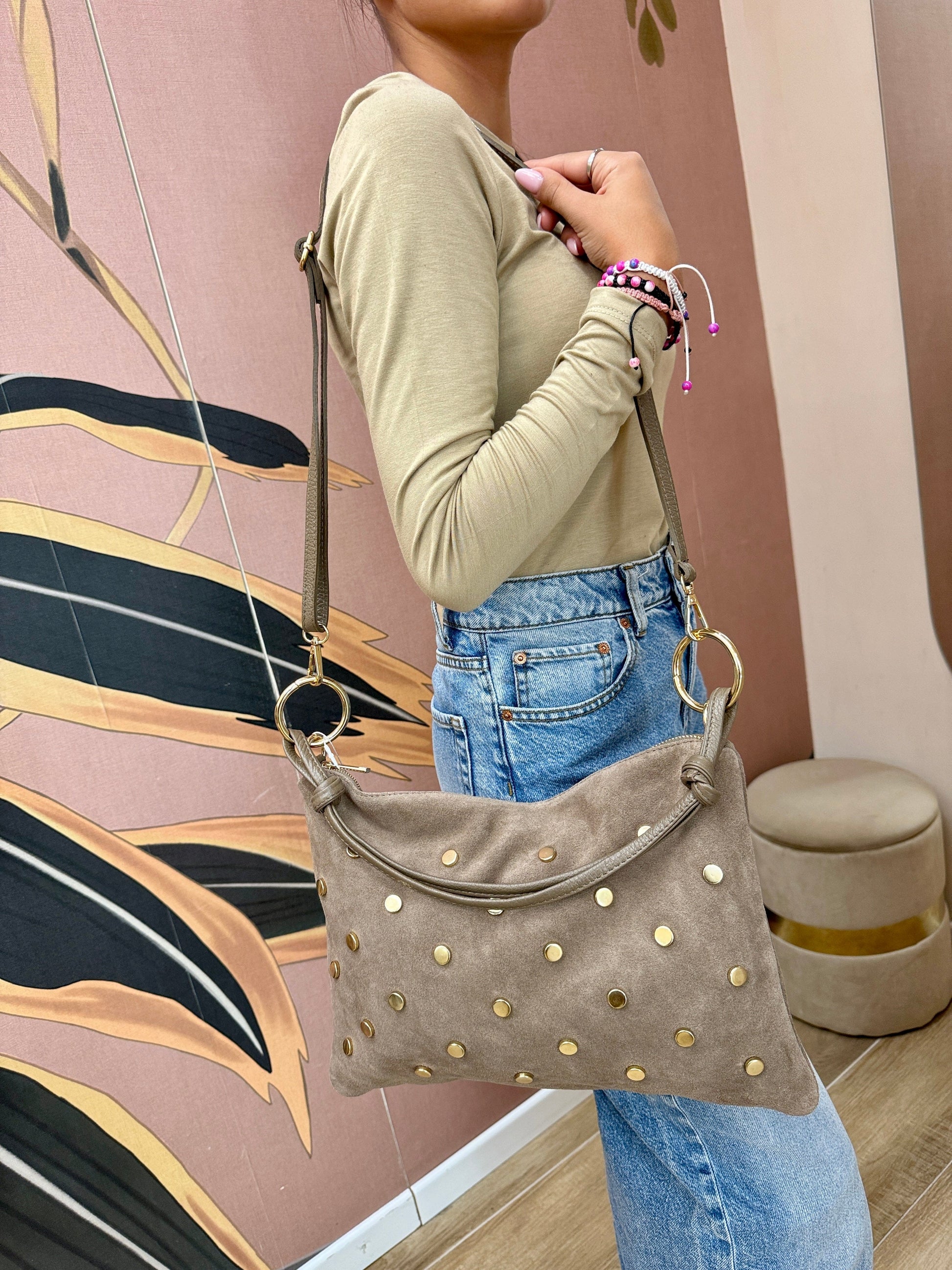 Pochette con borchie in camoscio - TAUPE