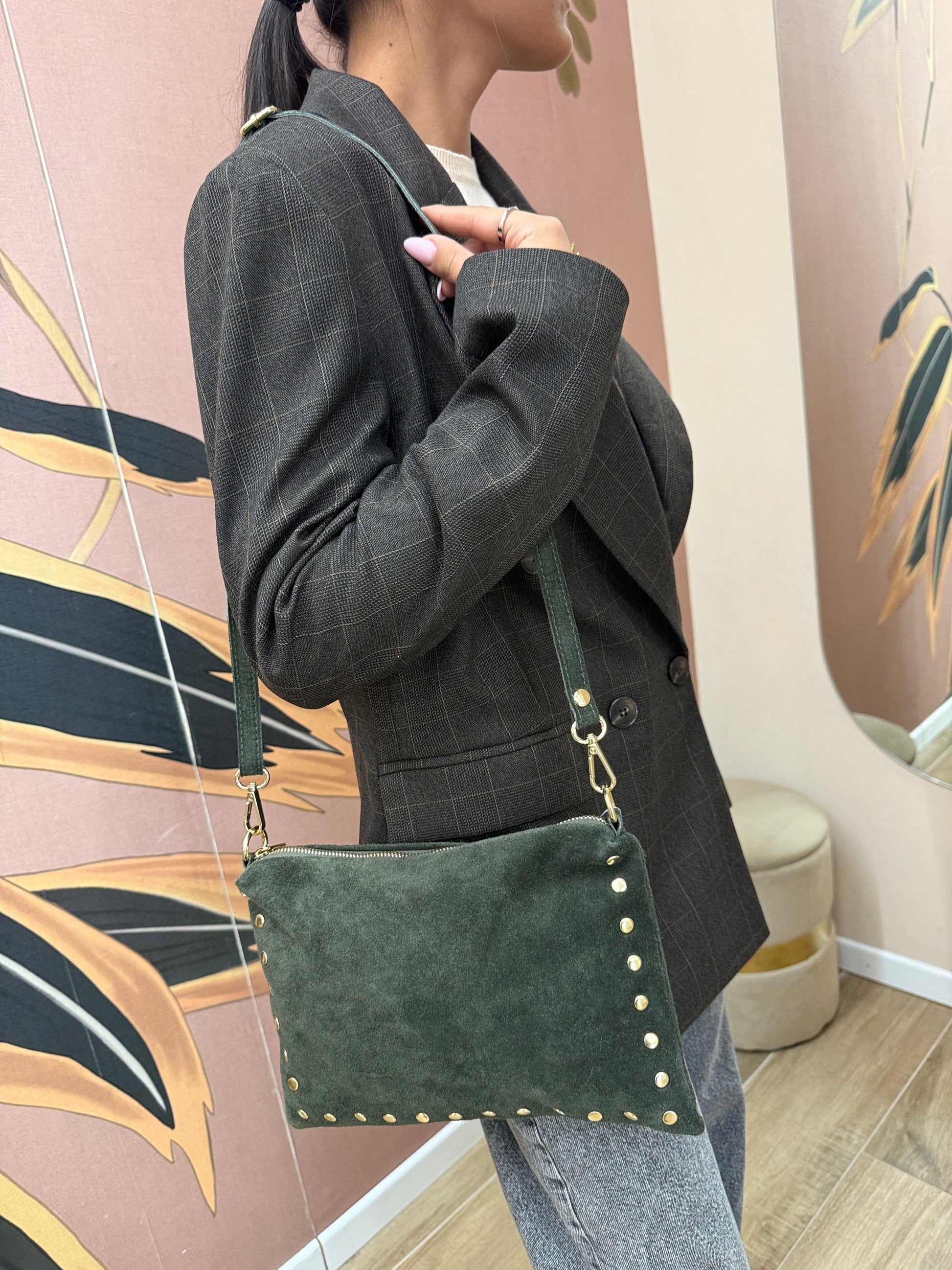 pochette con borchie misura media - VERDE