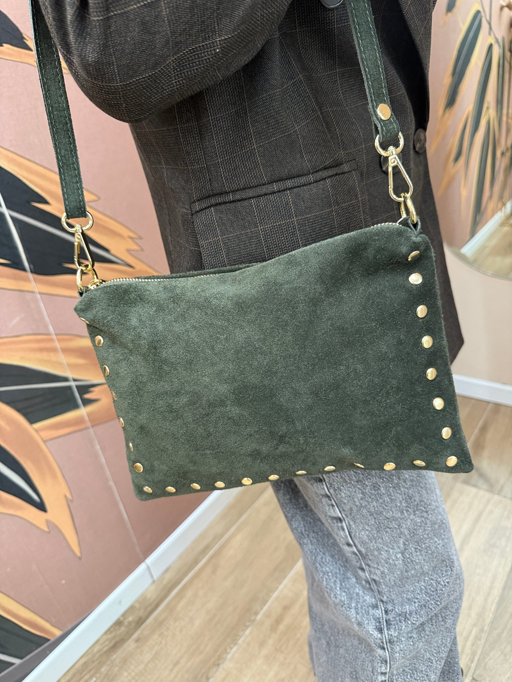 pochette con borchie misura media - VERDE