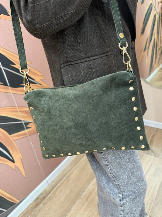 pochette con borchie misura media - VERDE