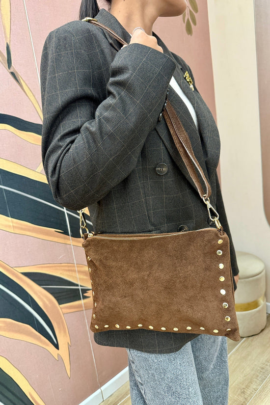 pochette con borchie misura media - CUOIO