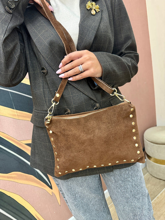 pochette con borchie misura media - CUOIO