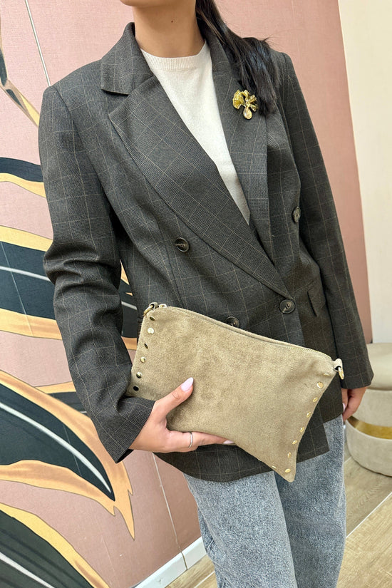 pochette con borchie misura media - SABBIA